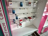 une vitrine présentant des téléphones portables accrochée au mur d'un magasin