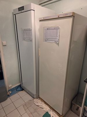 deux réfrigérateurs qui se trouvent dans un coin d'une pièce