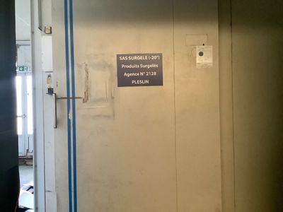 une pancarte sur la porte d'un immeuble sur laquelle on peut lire « sasa »