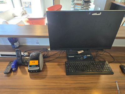 un bureau d'ordinateur équipé d'un clavier, d'une souris, d'un téléphone portable et d'un écran