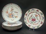 de nombreuses assiettes empilées les unes sur les autres