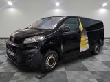 une photo d'une camionnette noire avec une bande jaune sur le côté