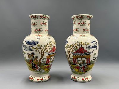 paire de vases chinois ornés de scènes asiatiques sur fond gris