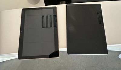 deux tablettes posées côte à côte sur une table