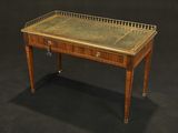 une petite table avec un plateau en verre et un tiroir