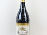 une bouteille de vin posée sur une table