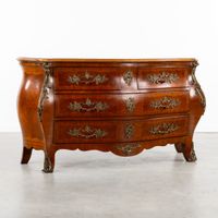 Une commode « tombeau », en placage de palissandre, marquete… (photo 3)