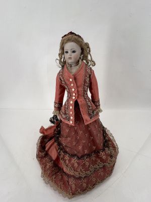 poupée en porcelaine représentant une femme vêtue d'une robe rouge et d'une veste rouge