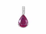 un pendentif en rubis et diamants en forme de poire sur fond blanc