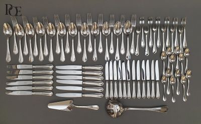 un grand nombre de fourchettes et de cuillères disposées sur une table