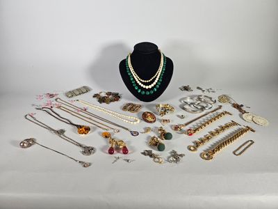de nombreux colliers et bracelets de toutes sortes exposés sur une table