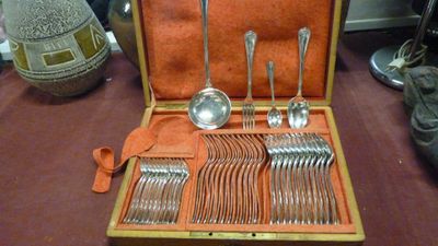 un coffret en bois contenant de l'argenterie sur une table