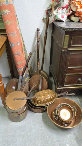 Important lot de cuivres culinaires : série de casseroles, bassin...