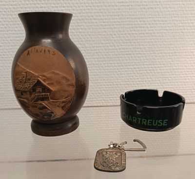 Petit vase en bois à décor de chalet, cendrier Chartreuse et porte clé - Photo 1