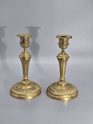 paire de chandeliers anciens en laiton sur fond blanc
