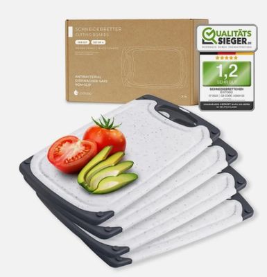 quatre planches à découper sur lesquelles sont posés un couteau, des tomates et un avocat