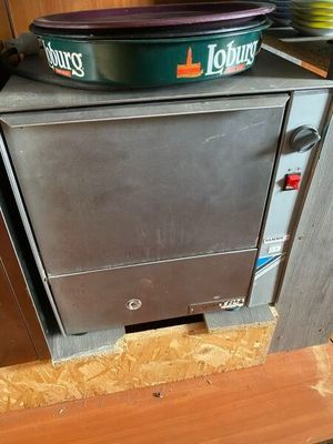 un saladier posé sur un four dans une cuisine