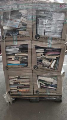 une pile de livres posée sur un chariot dans un entrepôt