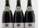trois bouteilles de vin posées sur une table l'une à côté de l'autre