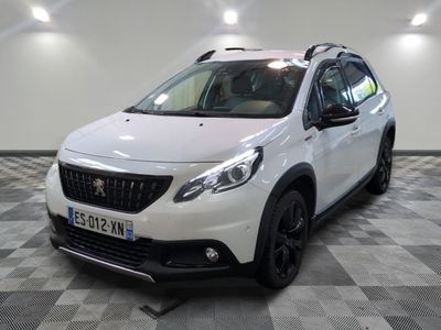la voiture blanche est garée dans une grande pièce au sol en damier