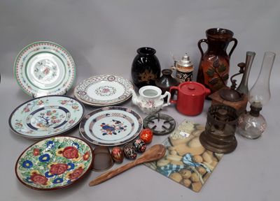de nombreux types d'assiettes et de vases sur la table