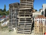 une pile de palettes posée à côté d'un cône de signalisation