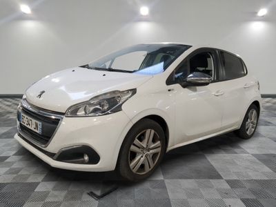 la voiture blanche est garée dans le garage sur le sol en damier