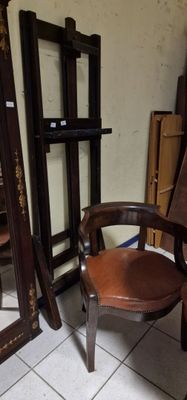 une chaise placée à côté d'un miroir dans une pièce