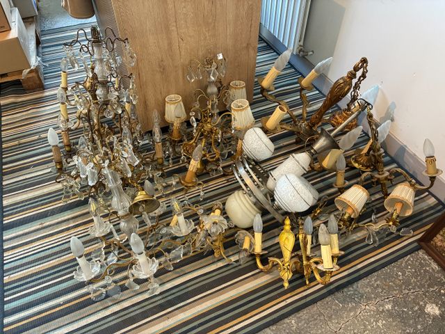 4 lustres en bronze et laiton, 1 lustre cage a pampilles, 2 lustr