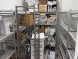 une pièce remplie d'étagères et de cartons
