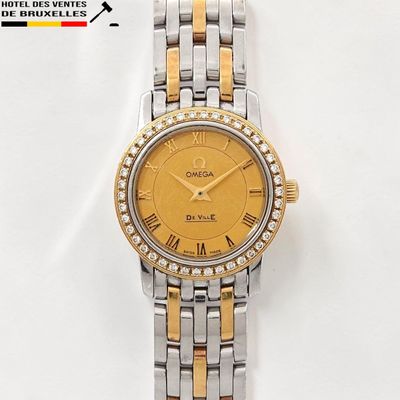 une image représentant une montre-bracelet en or et en argent avec des chiffres romains