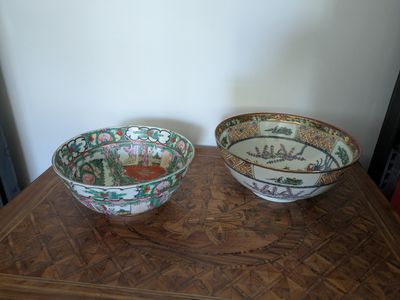 deux bols posés sur une table en bois