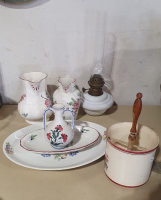 une table sur laquelle sont posés une assiette, un bol, des tasses et une théière