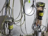 une pièce où se trouvent de nombreux équipements électriques
