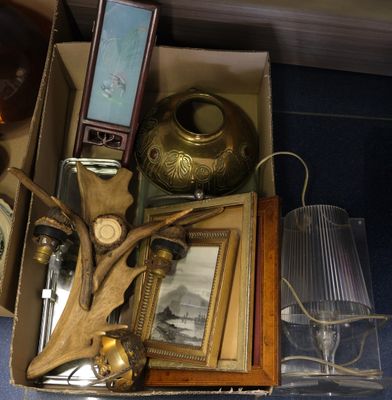 une boîte remplie d'objets hétéroclites posée sur le sol