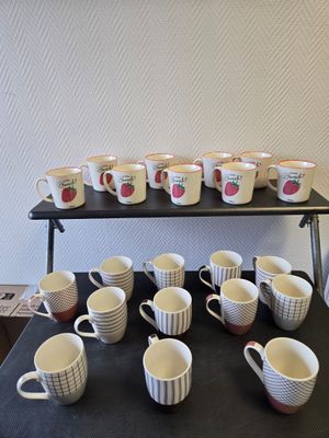 Lot 21 mugs divers modèles et coloris