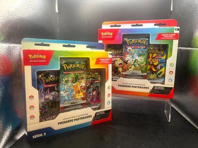 deux boîtes de cartes Pokémon posées sur une table