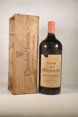 une bouteille de vin posée à côté d'une caisse en bois