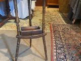 une chaise en bois posée dans une pièce dont le sol est recouvert d'un tapis