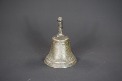 Cloche en métal. Hauteur : environ 18,5 cm.