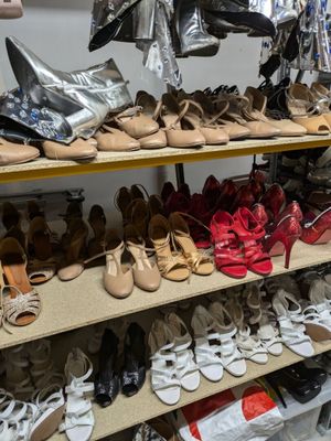 de nombreuses paires de chaussures sur une étagère dans un magasin de chaussures
