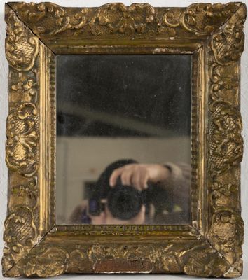 une personne se prenant en photo dans un miroir