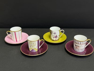 trois tasses et soucoupes sont posées sur une table