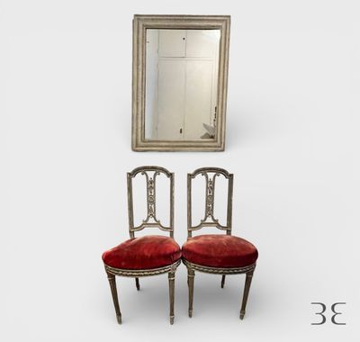 deux chaises avec des coussins rouges et un miroir sur fond blanc