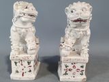 une paire de statuettes « foo foo » blanches ornées de motifs rouges et noirs