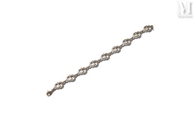 une image représentant un bracelet en argent sur fond blanc