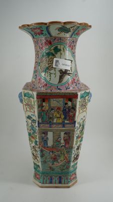 un vase avec un tableau posé sur une table