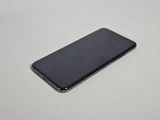 un gros plan d'un téléphone portable posé sur une table