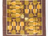foulard carré jaune et marron, orné d'un motif de fleurs et de feuilles
