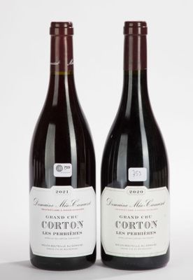 deux bouteilles de vin rouge posées l'une à côté de l'autre sur une surface blanche